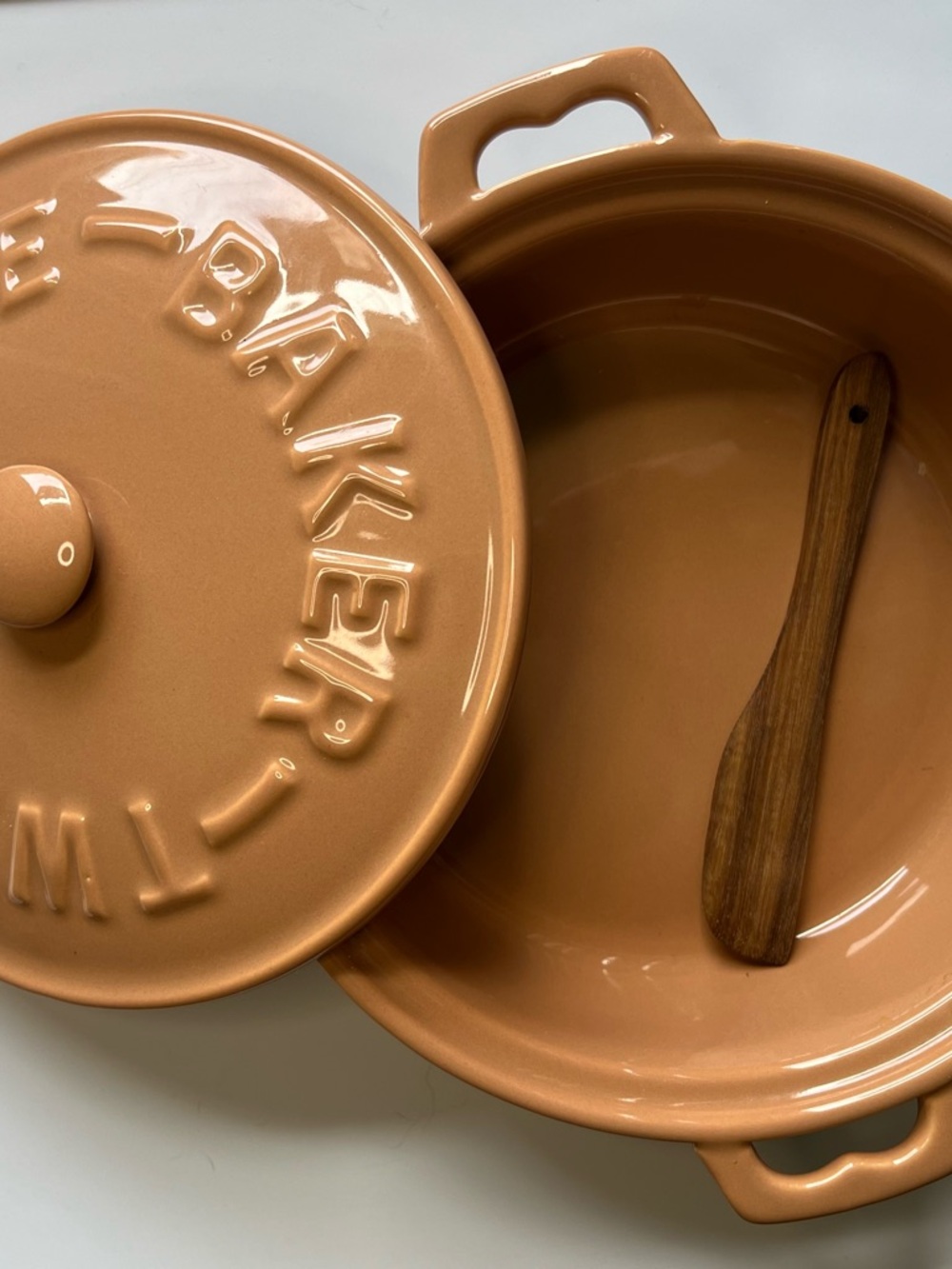 Brie Baker - Twine Ceramic Brie Baker w Lid & Wooden Spreader - Picture 8 of 9